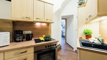 Een koelkast, een microgolfoven, een kookplaat, een vaatwasser