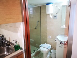 Hiustenkuivaaja, pyyhkeet, saippua, sampoo