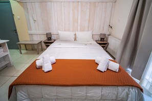 1 habitación, tabla de planchar con plancha, wifi gratis y ropa de cama 