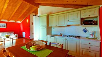 Réfrigérateur, four, lave-vaisselle, tables à manger