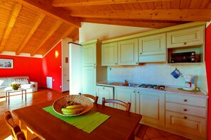 Réfrigérateur, four, lave-vaisselle, tables à manger