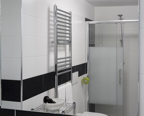 Bruser, hårtørrer, bidet, håndklæder