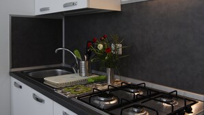 Kaffetrakter/tekoker, kjøleskap, ovn og kokeplater