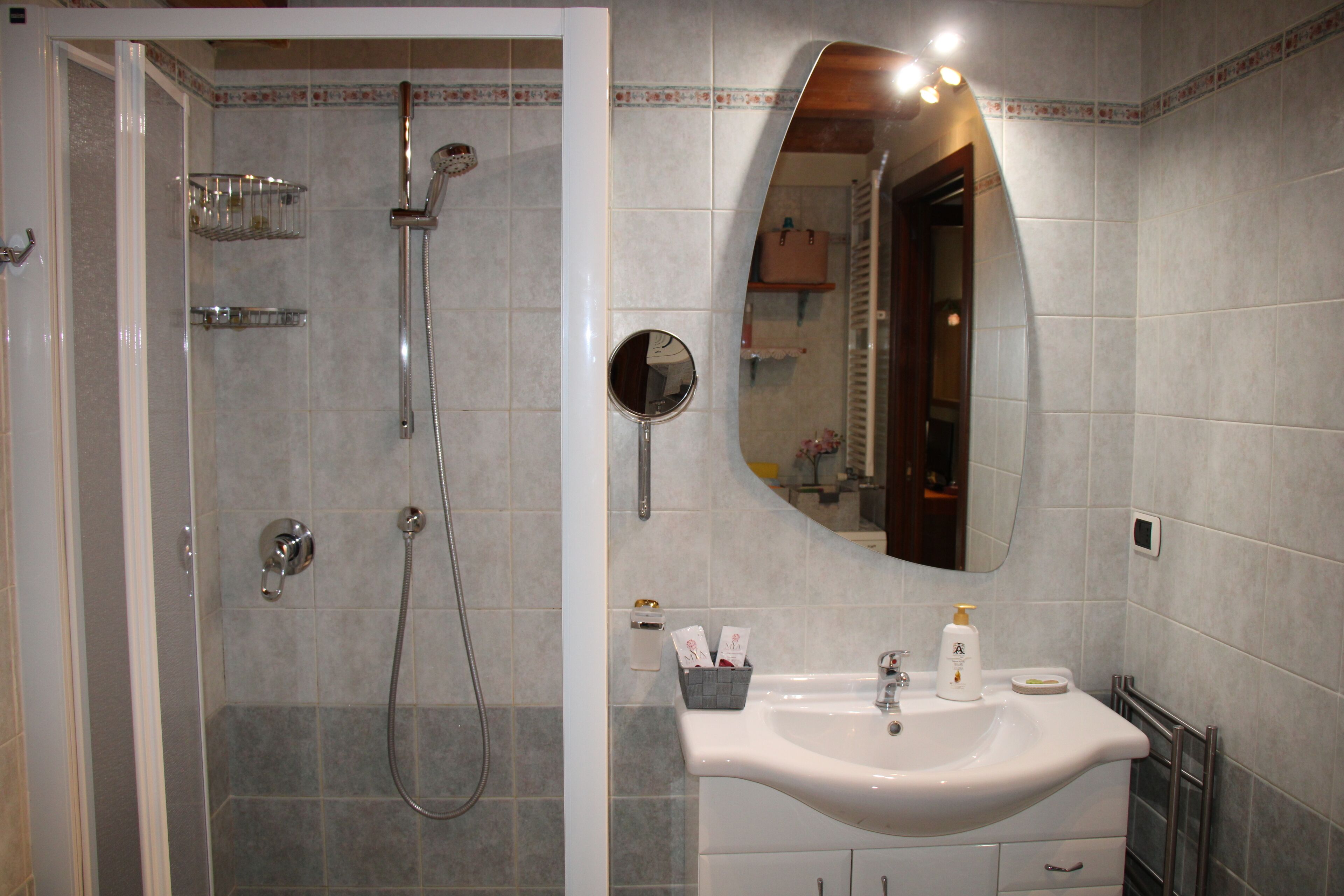 Doccia, asciugacapelli, bidet, asciugamani