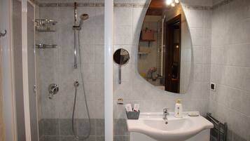 Doccia, asciugacapelli, bidet, asciugamani