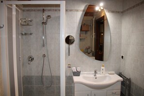 Douche, sèche-cheveux, bidet, serviettes fournies