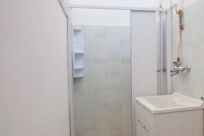 Douche, sèche-cheveux, bidet