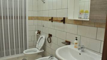 Basic Triple Room | Bathroom