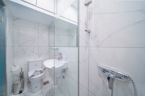 Ducha y bañera combinadas, secador de pelo, toallas y jabón