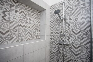 Dusche, Haartrockner, Bidet, Seife