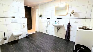 Dusch, hårtork, handdukar och tvål