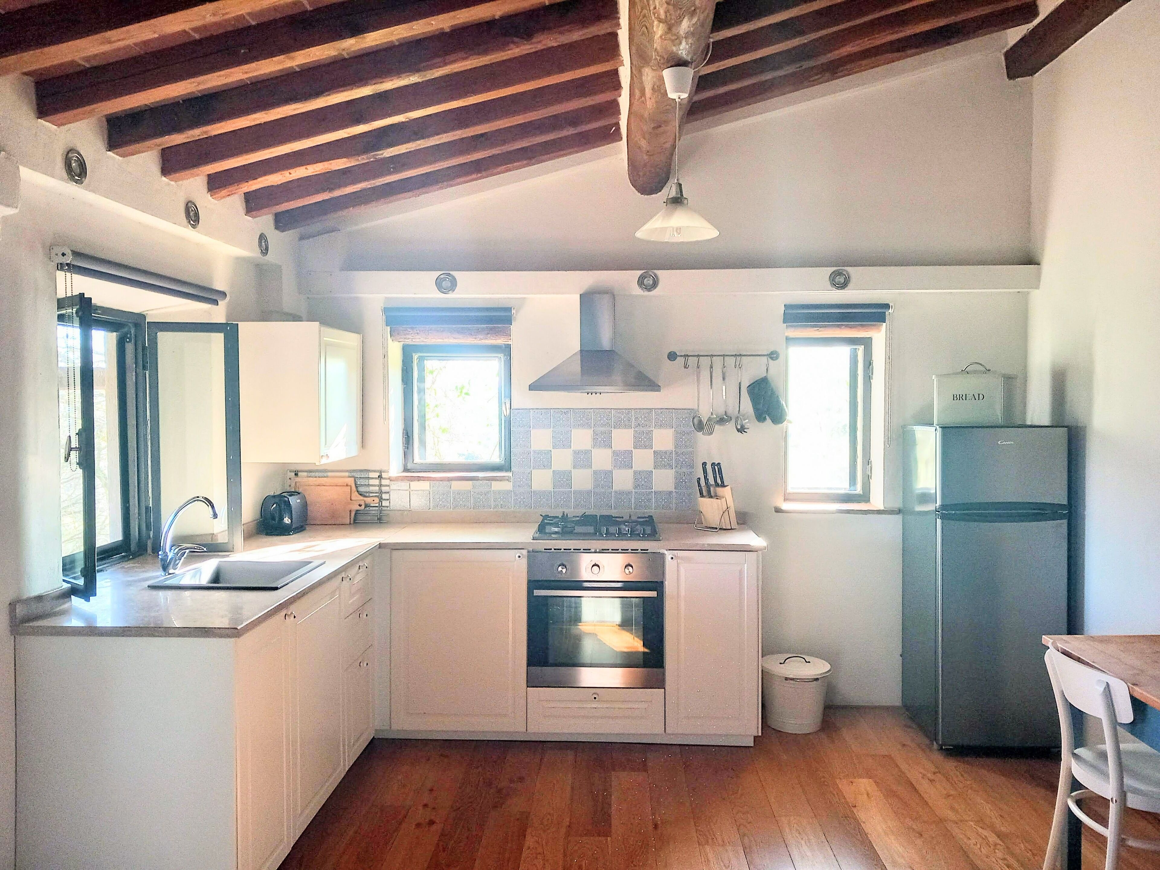 Fridge, oven, stovetop, coffee/tea maker