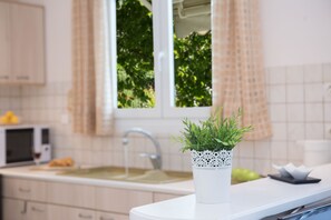 Refrigerador, microondas, horno, placa de cocina