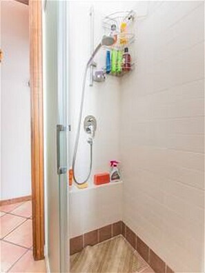 Shower, hair dryer, bidet, towels - Villa Ombrosa, apartment 150 meters from the sea and pine forest (Viareggio)