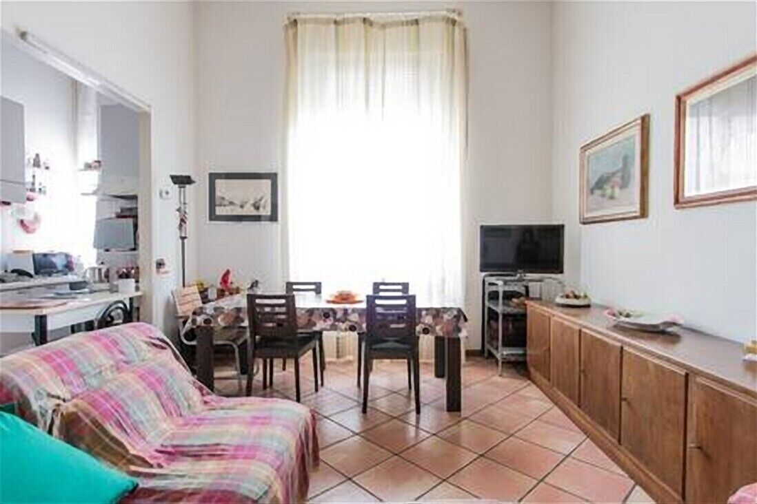 Ein kompakter Wohnbereich mit Essplatz, Fernseher und Schrank.