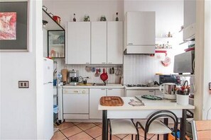 Réfrigérateur, four à micro-ondes, un four, surface de cuisson