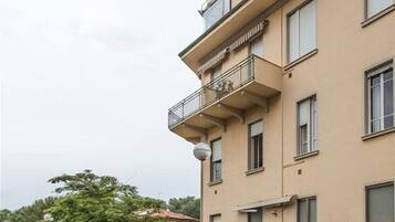 Ein mehrstöckiges Gebäude mit Balkonen, großen Fenstern und einem flachen Dach.