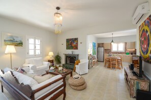 Smart TV, caminetto, libri, stampante