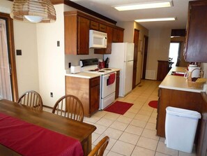 Fridge, microwave, oven, stovetop - Timberline (Ruidoso)