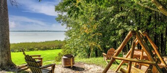 Lake front, pool, beach, kayaks, canoes, resort amenities included