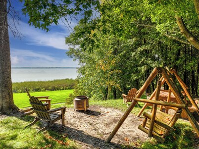Lake front, pool, beach, kayaks, canoes, resort amenities included