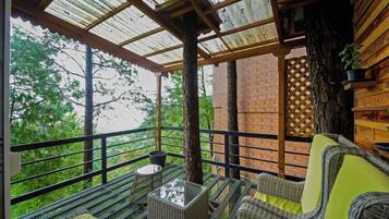 Premium Cottage Valley Facing | Ban công