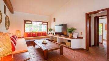 Una televisión, una chimenea, un futbolín, una mesa de tenis de mesa