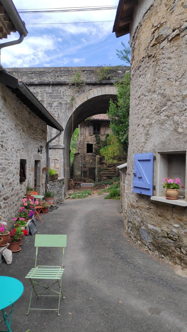 Property grounds - Thyme Holiday home, Lovely converted Pigeonnier, self-catering holidays, Tarn, (Cambounès)