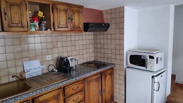 Een koelkast, een microgolfoven, een oven