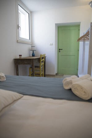 3 bedrooms, desk, iron/ironing board, travel cot