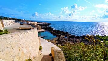 In Strandnähe, Liegestühle, Strandtücher