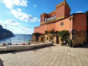 Beach nearby, sun-loungers, beach towels