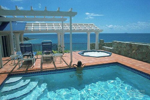 Beachfront Bliss: Pool, Hot Tub, A/C, and the Relaxing Sounds of the Surf!