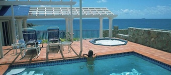 Beachfront Bliss: Pool, Hot Tub, A/C, and the Relaxing Sounds of the Surf!