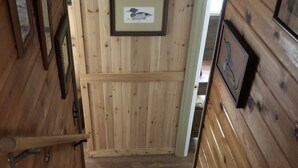 Una escalera de madera con cuadros en las paredes.
