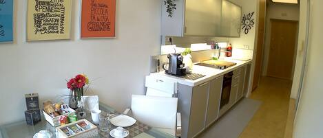 ثلاجة، فرن، موقد طهي مسطح، غسالة أطباق