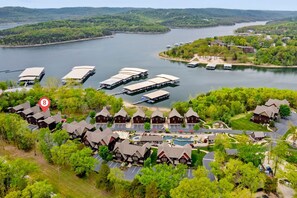 Exterior - Free Amenities~ 8Bed Lakefront Lodge 8~POOL/LAZY RIVER~2 miles to SDC~Dock (Branson)