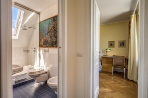 Dusche, Haartrockner, Bidet, Handtücher