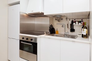 Fridge, microwave, oven, coffee/tea maker - SantoSweethome 4B Lisboa (Lisbon)