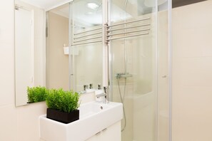 Dusche, Haartrockner, Handtücher