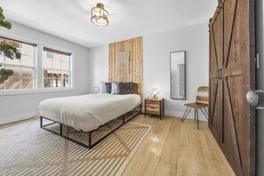 2 chambres, bureau, fer et planche à repasser, lit de bébé portatif