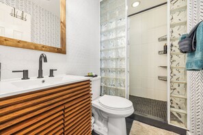 Chuveiro/banheira combinados, secador de cabelo, toalhas de banho 