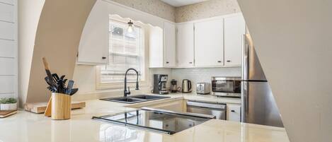 Réfrigérateur, four à micro-ondes, un four, surface de cuisson