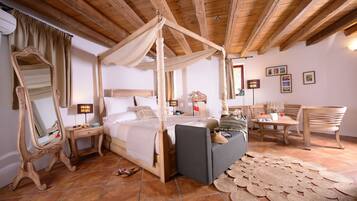 1 habitación, caja de seguridad en la habitación y escritorio