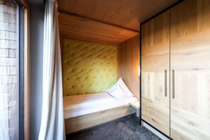 2 室のベッドルーム、セーフティボックス (室内)、WiFi