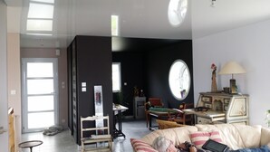 Un salon avec un canapé, une petite table, une lampe et un miroir fixé au mur.