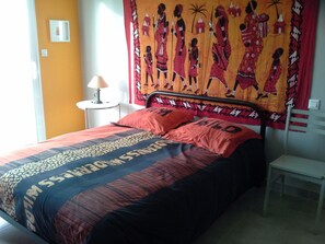 3 chambres, bureau, fer et planche à repasser, lit parapluie