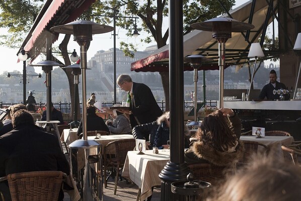 Outdoor dining - Grand Budapest Apartment (budapest)
