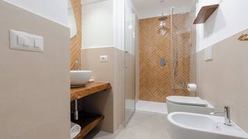 Douche, sĂšche-cheveux, bidet, serviettes fournies