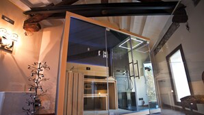Een moderne badkamer met een glazen douchecabine, houten details en een open douche.